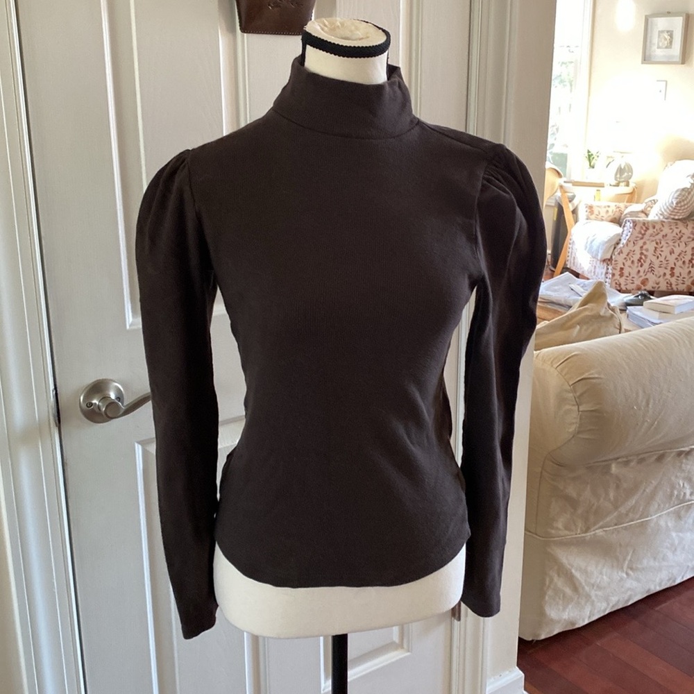 Gap long sleeve shirt with slightly puffed sleeve. Runs small.